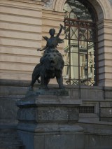 leone a destra dell'ingresso, Luigi De Luca